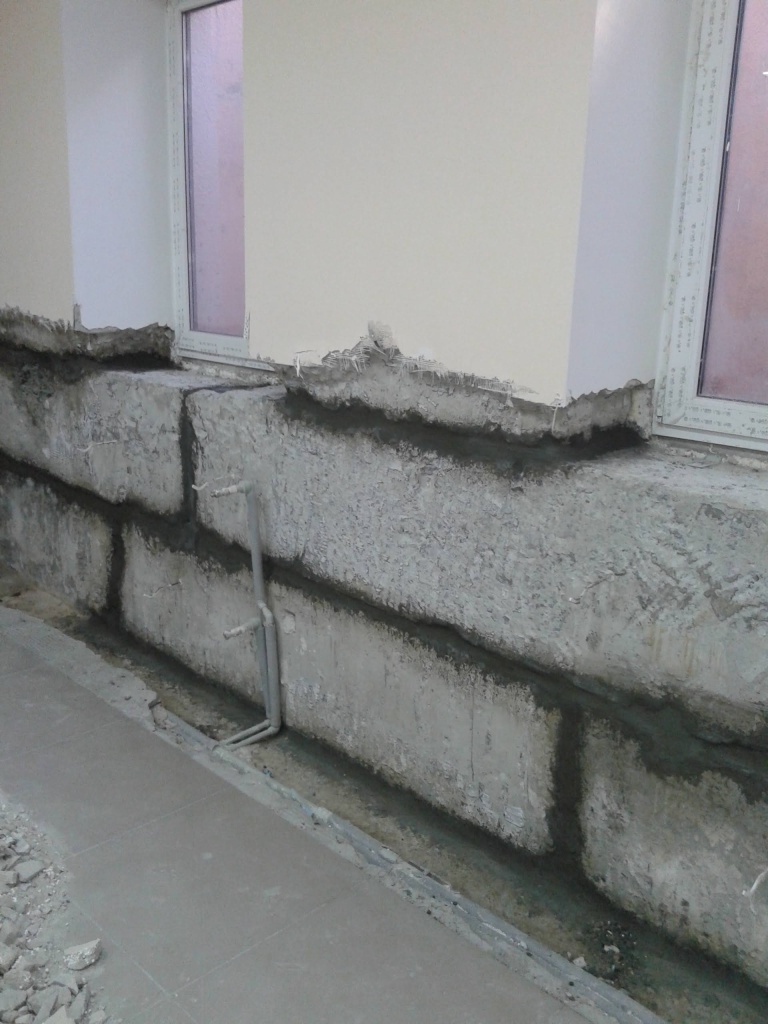 Пенекріт у швах між фундаментними блоками, примиканні стін із підлогою