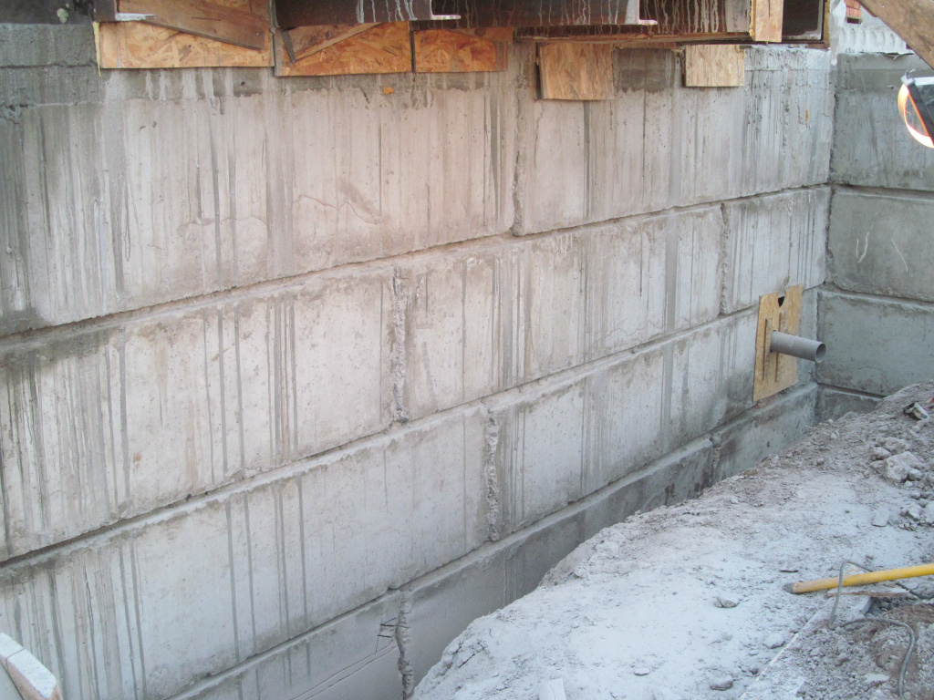 Як виглядають стіни фундаменту приватного будинку перед захистом від протікань