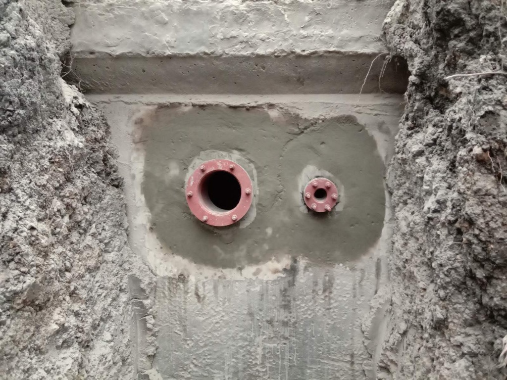 Проходи труб у стіні резервуара після нанесення гідроізоляційних матеріалів