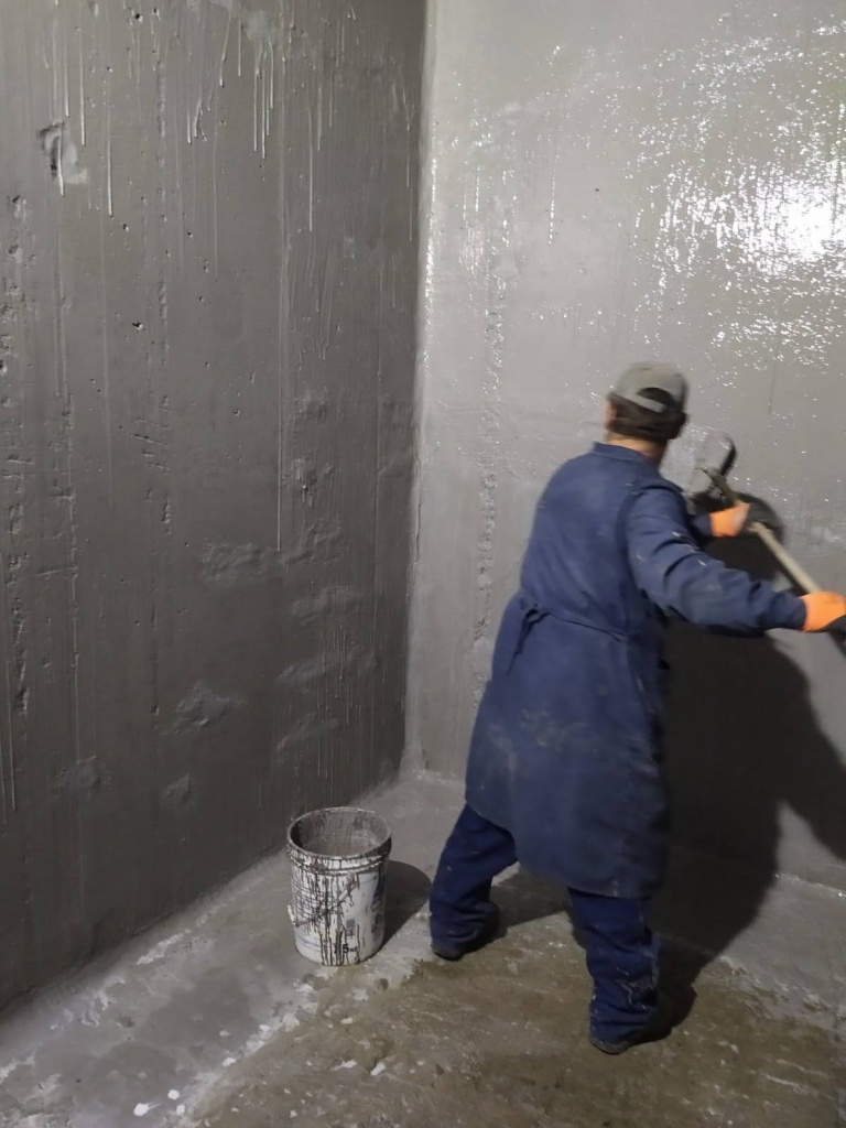 Нанесення внутрішньої гідроізоляції на стіни в резервуарі