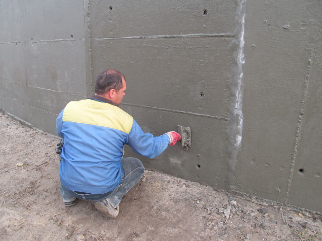Нанесення проникаючої гідроізоляції Пенетрон на бетонну поверхню фундаментів
