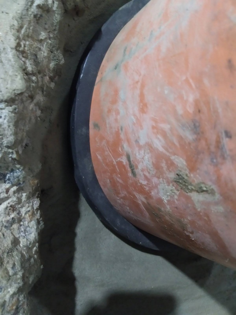 Саморозширюваний джгут Пенебар для герметизації місць проходу труб у стінах резервуару