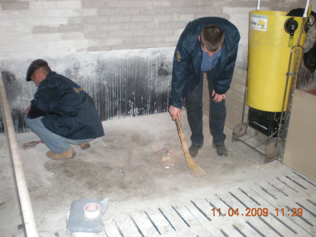 Обробка бетону підлог свинокомплексу