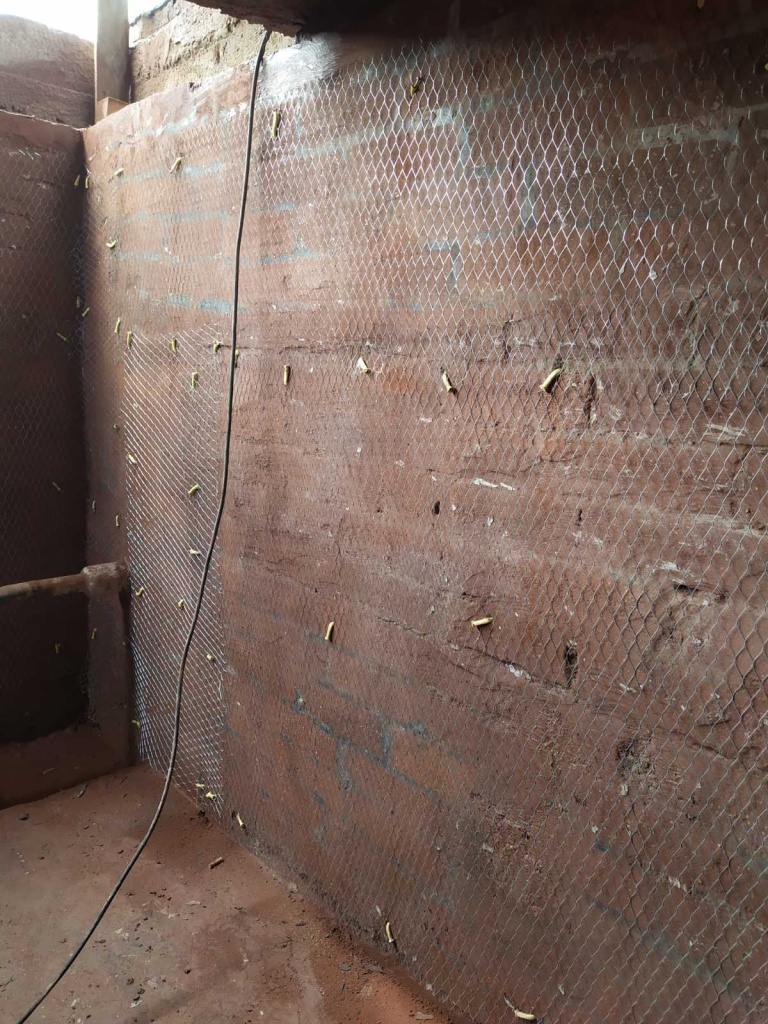 Монтаж металевої сітки на поверхню стін резервуару 