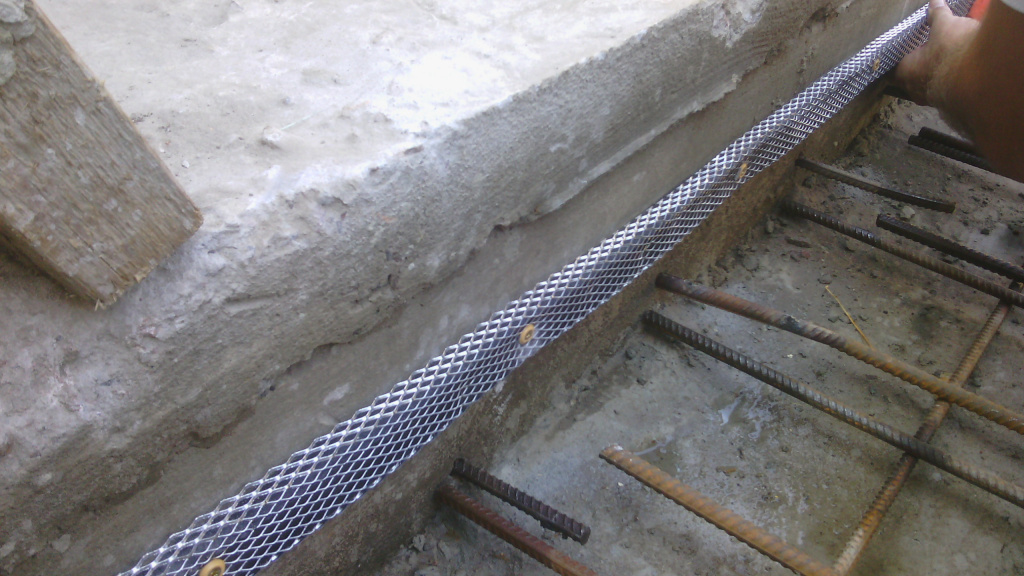 Укладання гідроізоляційного шнура в примикання підлоги зі стрічкою фундаменту