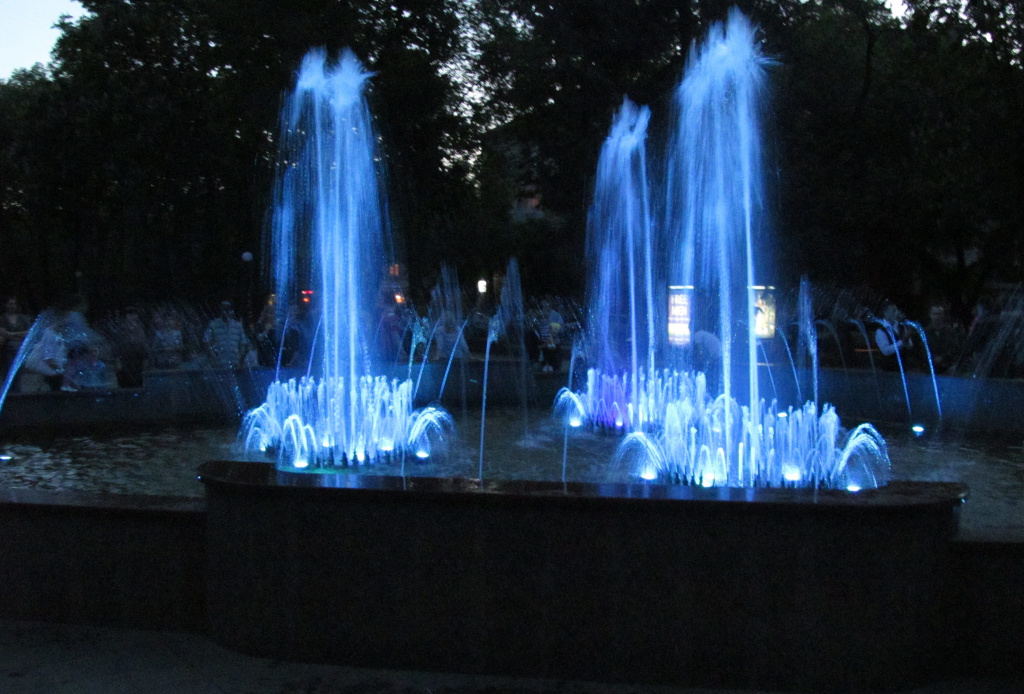 Міський фонтан у Кременчуці вночі