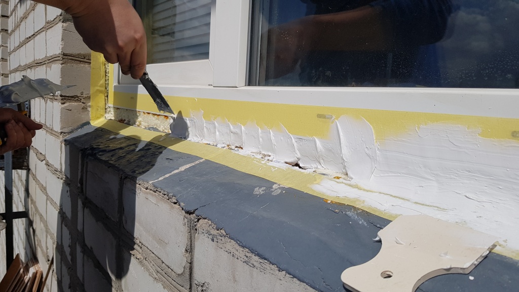 Нанесення на поверхню герметика для віконних швів