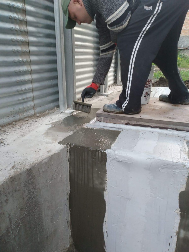 Нанесення проникаючої гідроізоляції Пенетрон на бетонну поверхню в зоні деформаційного шва