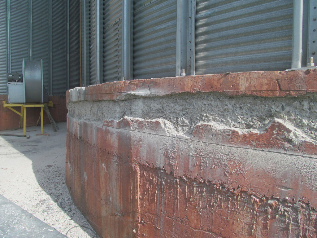 Очищення фундаменту від зруйнованого бетону