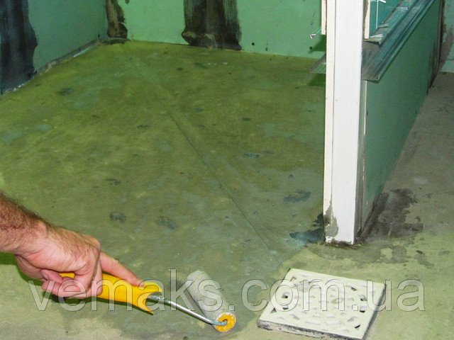 Грунтовка стін та підлоги в душовій та санвузлі перед гідроізоляцією