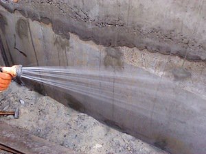 Промывка водой для насыщения бетона влагой