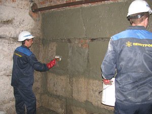 Нанесение гидроизоляции на стены и пол в подвале